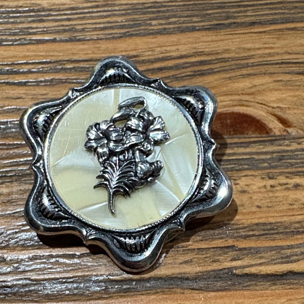 Lilly bouquet celluloid silver, Elegant Cream Vintage Floral scarf clip